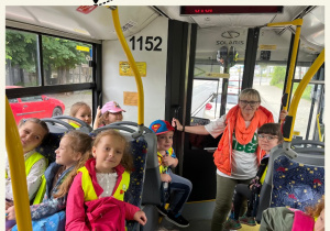 Dzieci w autobusie