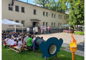 Dzieci czekają na rozpoczęcie olimpiady