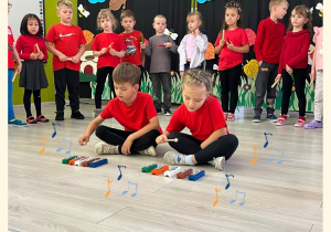 Dzieci grają na instrumentach