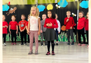 Dzieci recytują wiersze