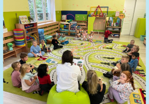 Dzieci poznają baśń Andersena