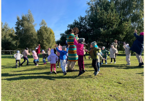 Dzieci tańczą indiańskie tańće