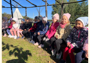 Dzieci słuchają indiańskich piosenek