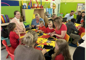 Dzieci biorą udział w warsztatach ze swoimi rodzicami