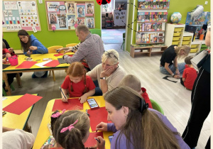 Dzieci pracują ze swoimi rodzicami