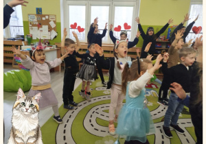 Dzieci biorą udział w zabawie ruchowej