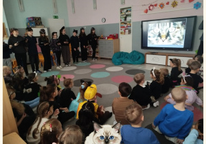 Dzieci oglądają prezentację o kotach