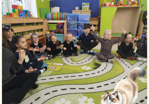 Dzieci bawią się w kole