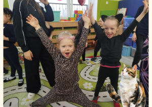 Dzieci biorą udział w zabawach ruchowych