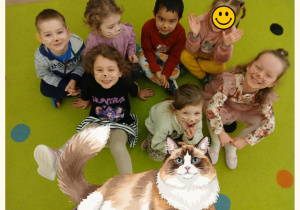 Dzieci pozują do zdjęcia