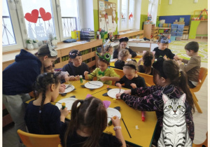 Dzieci tworzą prace plastyczne