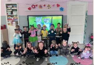 Dzieci pozują do zdjęcia w przebraniach