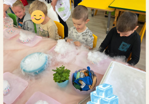 Dzieci podziwiają efekty eksperymentów