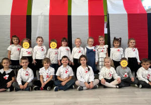 Dzieci pozują na tle biało-czerwonych barw