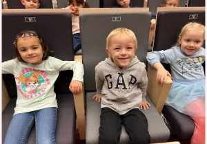 Dzieci z grupy II oglądają występ