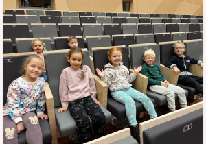 Dzieci z grupy III oglądają występ