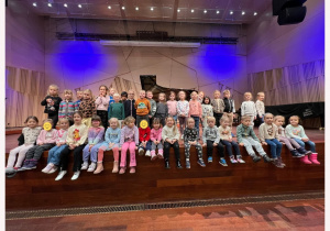 Dzieci pozują na prawdziwej scenie