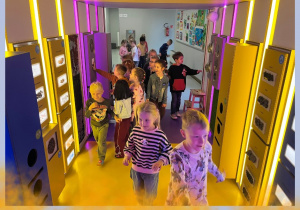 Dzieci oglądają minerały i kryształy