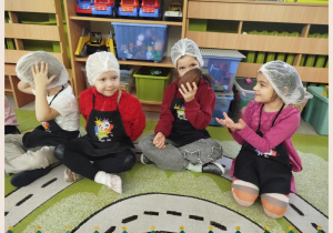 Dzieci wąchają owoc kakaowca