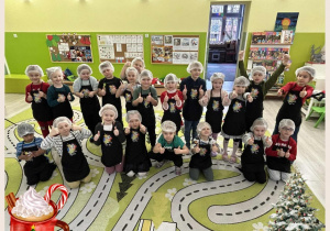 Dzieci pozują w fartuszkach i czepkach
