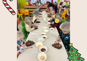 Dzieci pracują przy stolikach