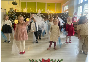 Dzieci z grupy II tańczą