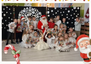 Dzieci z grupy III pozują z Mikołajem
