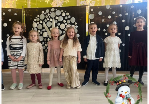 Dzieci śpiewają świąteczny utwór