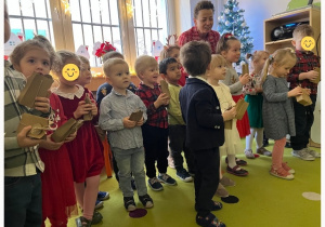 Dzieci wręczają bliskim świąteczne upominki