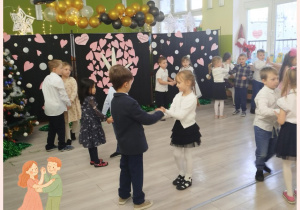 Dzieci z grupy III tańczą