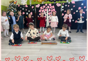 Dzieci z grupy II grają na instrumentach