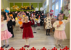 Dzeci z grupy II tańczą