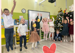 Dzieci z grupy II tańczą i śpiewają