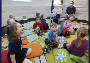 Dzieci oglądają film edukacyjny