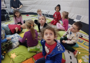 Dzieci uczestniczą w pokazie filmu