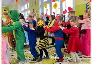 Dzieci biorą udział w zabawie