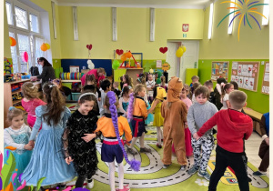 Dzieci tańczą w rytm muzyki