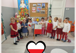 Dzieci pozują ze wspólnie wykonaną flagą