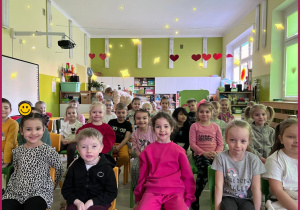 Dzieci oglądają spektakl