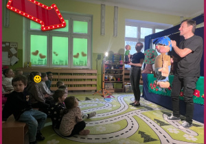 Dzieci oglądają przedstawienie