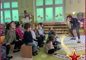 Dzieci oglądają spektakl