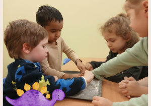 Dzieci biorą udział w zajęciach