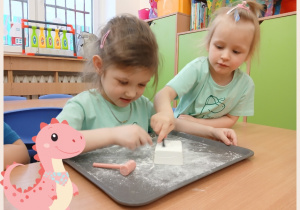 Dzieci bawią się w archeologów