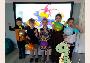 Dzieci uśmiechają się do zdjęcia