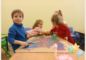 Dzieci bawią się przy stolikach