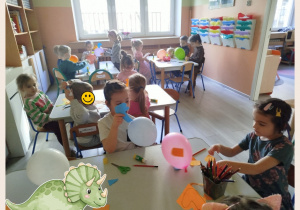 Dzieci pracują przy stolikach