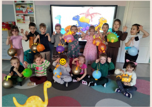 Dzieci pozują z balonowymi dinozaurami