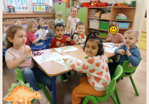 Dzieci bawią się przy stolikach