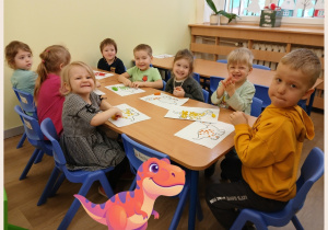 Dzieci malują dinozaury