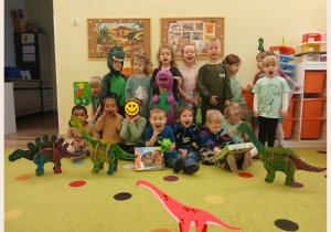 Dzieci pozują z dinozaurami